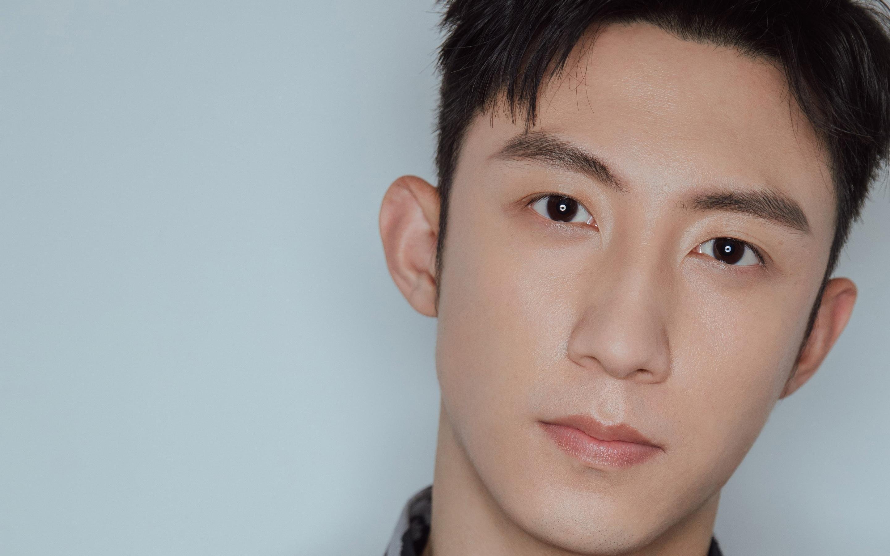 “飞盘竞技:三叉湖田径场成全球飞盘高手的竞技场”