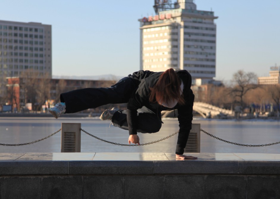 “街头跑酷赛事挑战极限运动”