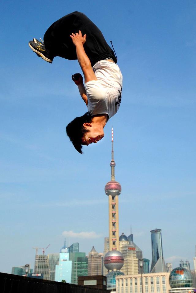 “街头跑酷赛事挑战极限运动” “街头跑酷赛事挑战极限运动”